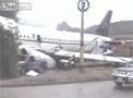 Видео Люди выбираются из самолета после катастрофы