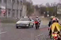 Мотоциклист врезался на большой скорости в машину