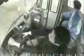 Автобус сбил человека и врезался в столб